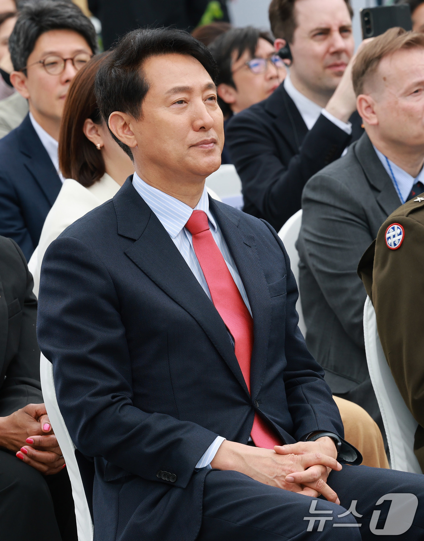 (서울=뉴스1) 임세영 기자 = 오세훈 국민의힘 서울시장 후보가 12일 서울 종로구 광화문광장에서 열린 '감사의 정원' 준공식에 참석해 자리하고 있다. 2026.5.12/뉴스1
