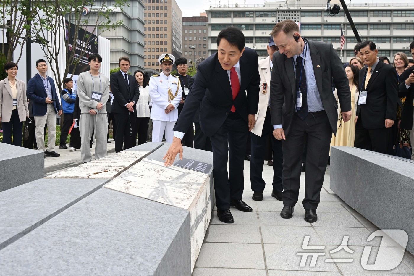 (서울=뉴스1) 임세영 기자 = 오세훈 국민의힘 서울시장 후보가 12일 서울 종로구 광화문광장에서 열린 '감사의 정원' 준공식에서 조형물을 살펴보고 있다. (공동취재) 2026.5 …