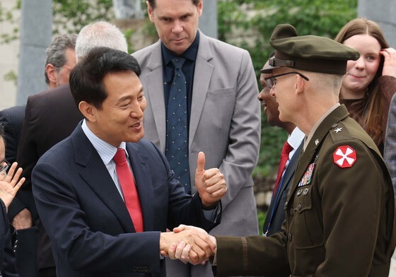 인사 나누는 오세훈 서울시장 후보