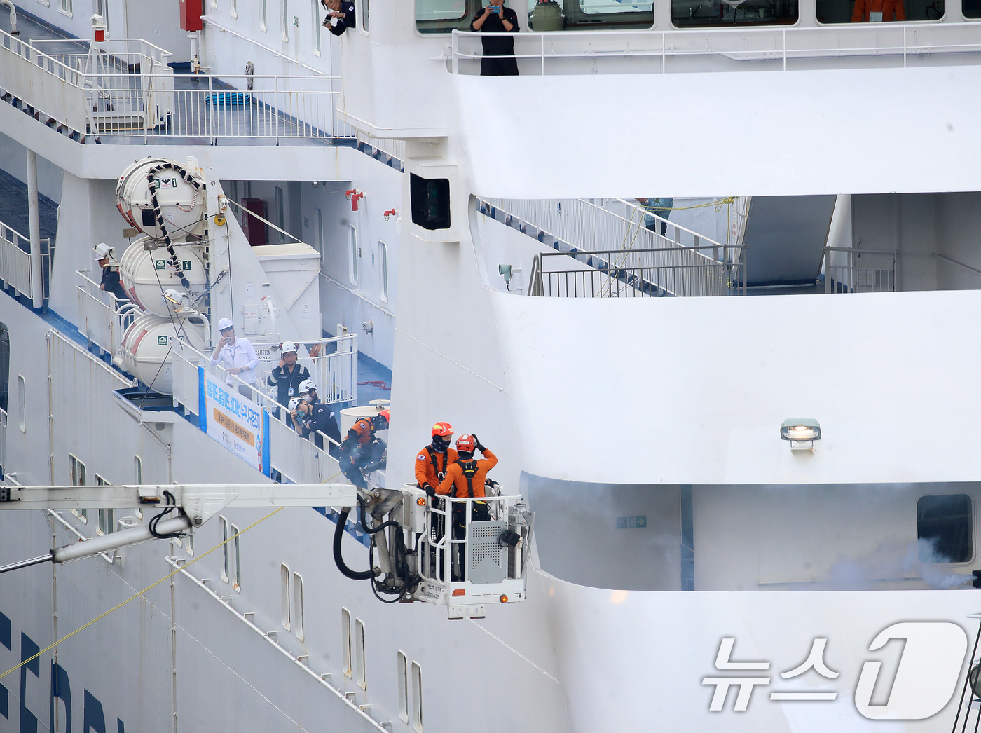 (부산=뉴스1) 윤일지 기자 = 12일 부산 동구 부산항국제여객터미널에 접안 중인 한일 여객선 '성희호'에서 차량 화재가 발생한 상황을 가정한 비상 소화·인명구조 훈련이 진행되고 …