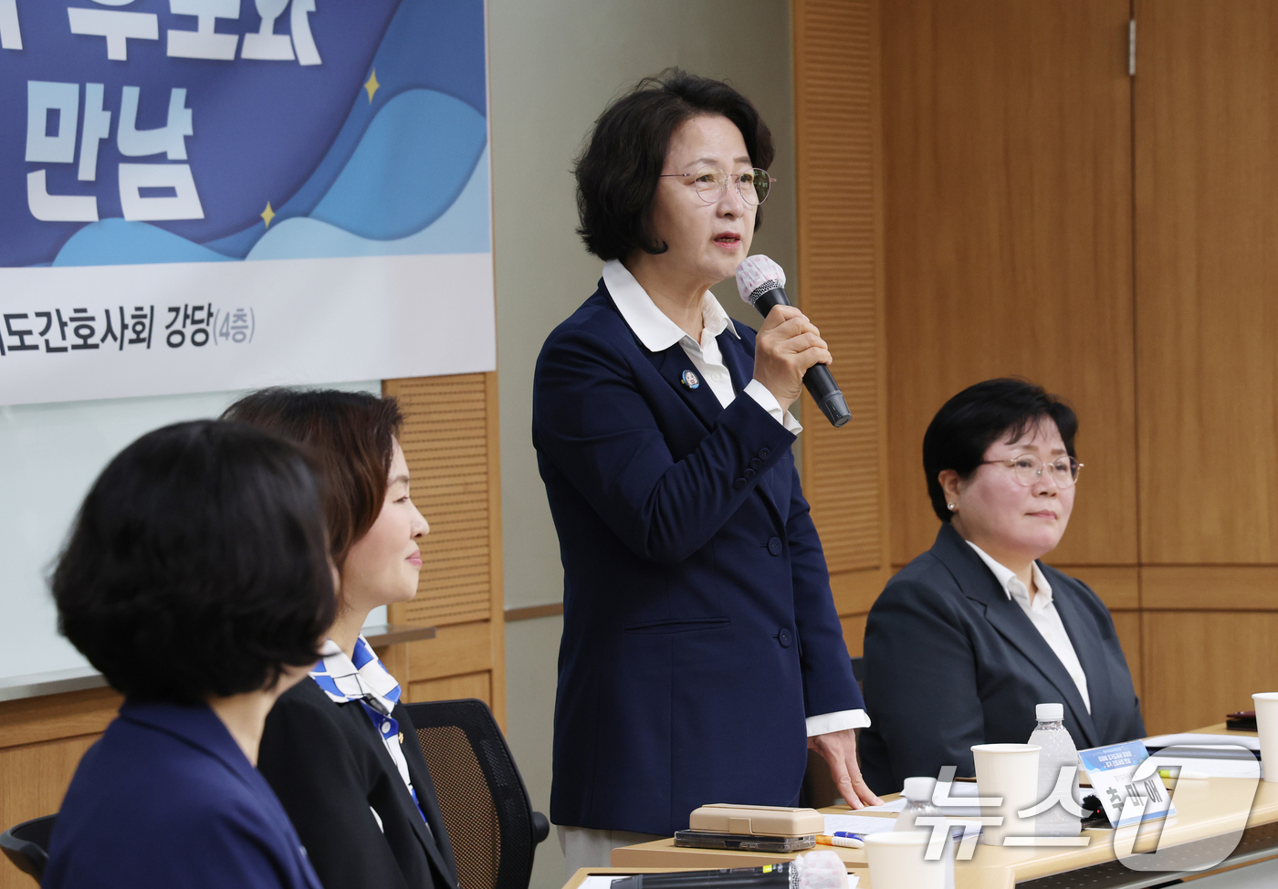 (수원=뉴스1) 김영운 기자 = 추미애 더불어민주당 경기도지사 후보가 12일 경기 수원시 팔달구 경기도간호사회에서 열린 국제간호사의 날 기념 간담회에서 모두발언을 하고 있다. 20 …