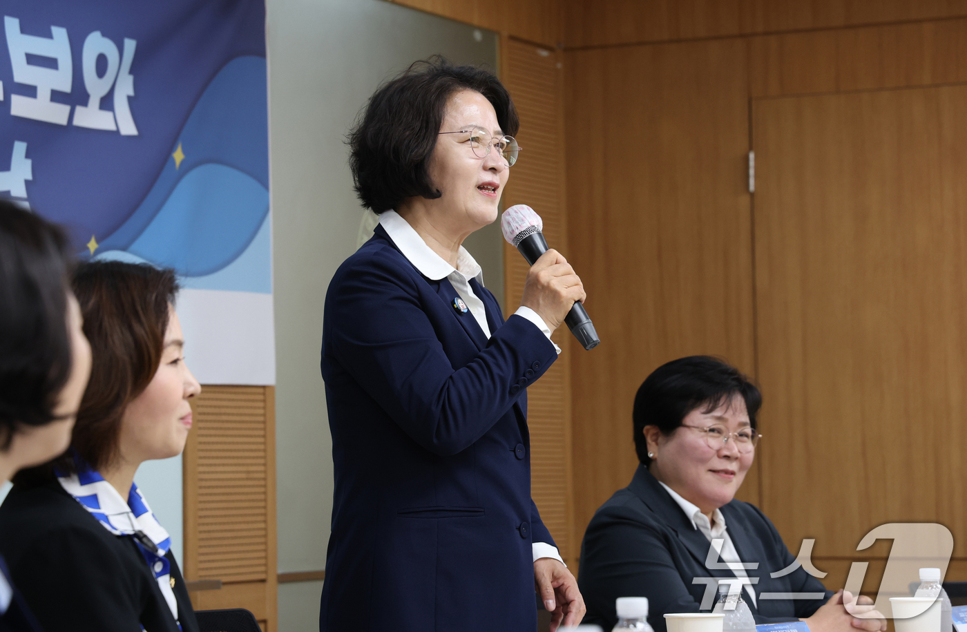 (수원=뉴스1) 김영운 기자 = 추미애 더불어민주당 경기도지사 후보가 12일 경기 수원시 팔달구 경기도간호사회에서 열린 국제간호사의 날 기념 간담회에서 모두발언을 하고 있다. 20 …