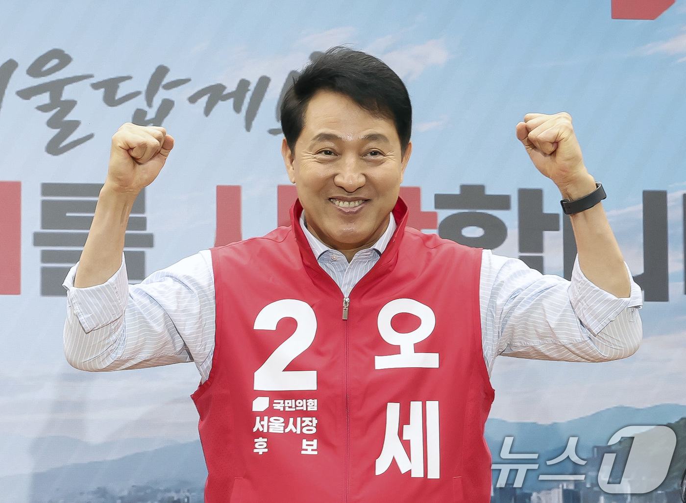 (서울=뉴스1) 구윤성 기자 = 오세훈 국민의힘 서울시장 후보가 12일 서울 여의도 국민의힘 중앙당사에서 열린 서울시당 선대위 발대식 및 서울시장 후보 연석회의에 참석하며 주먹을 …
