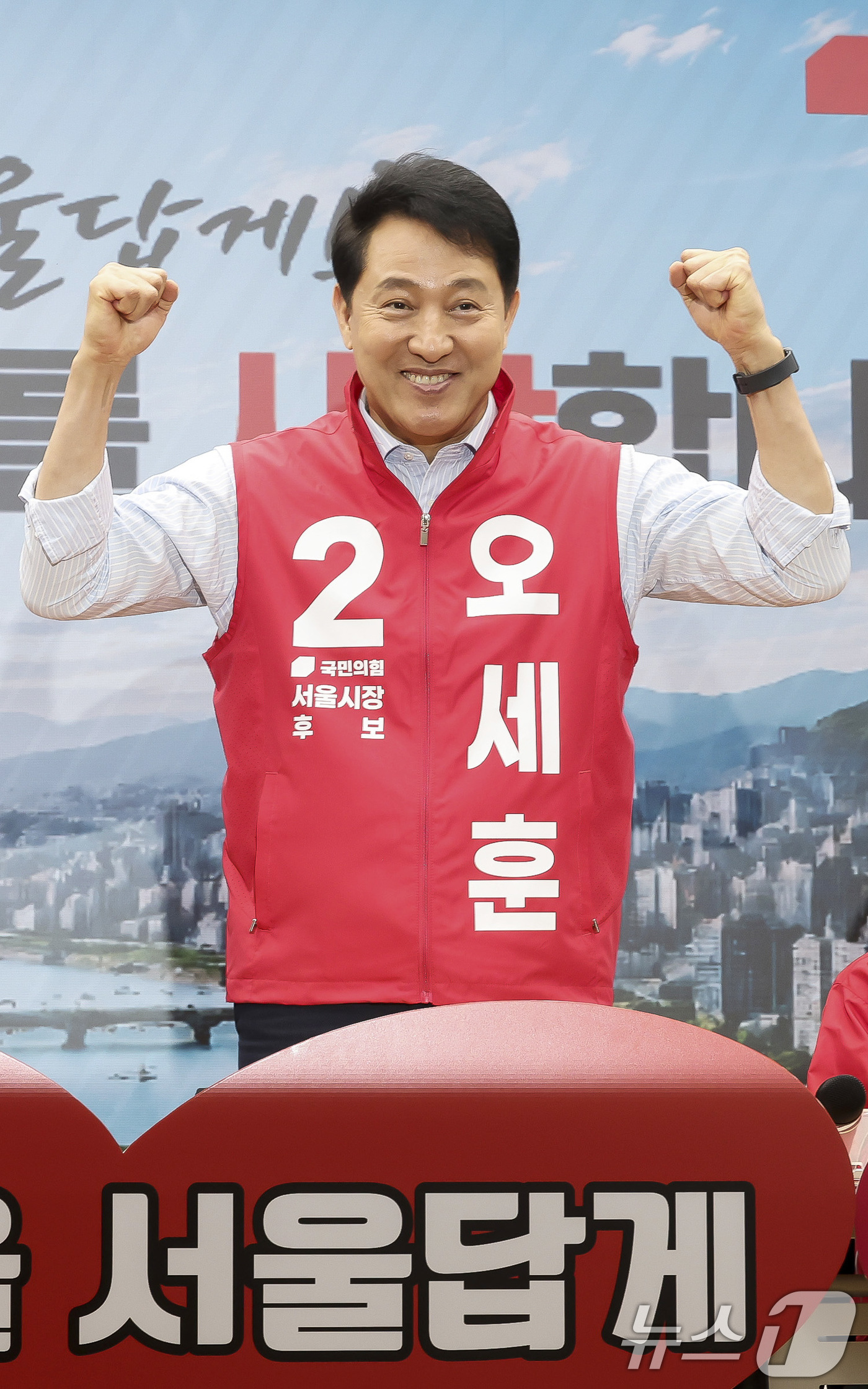 (서울=뉴스1) 구윤성 기자 = 오세훈 국민의힘 서울시장 후보가 12일 서울 여의도 국민의힘 중앙당사에서 열린 서울시당 선대위 발대식 및 서울시장 후보 연석회의에 참석하며 주먹을 …