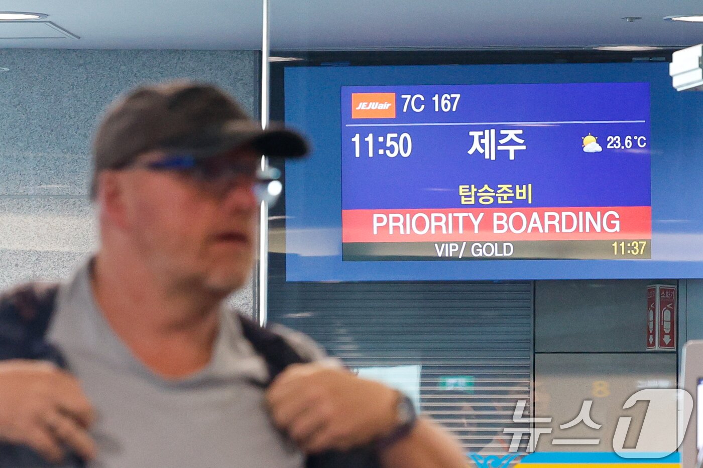본문 이미지 - 인천-제주 국내선 직항노선이 10년만에 운영을 재개한 12일 제주에서 출발해 인천국제공항 1터미널에 도착한 외국인 관광객이 이동하고 있다. 2026.5.12 ⓒ 뉴스1 안은나 기자