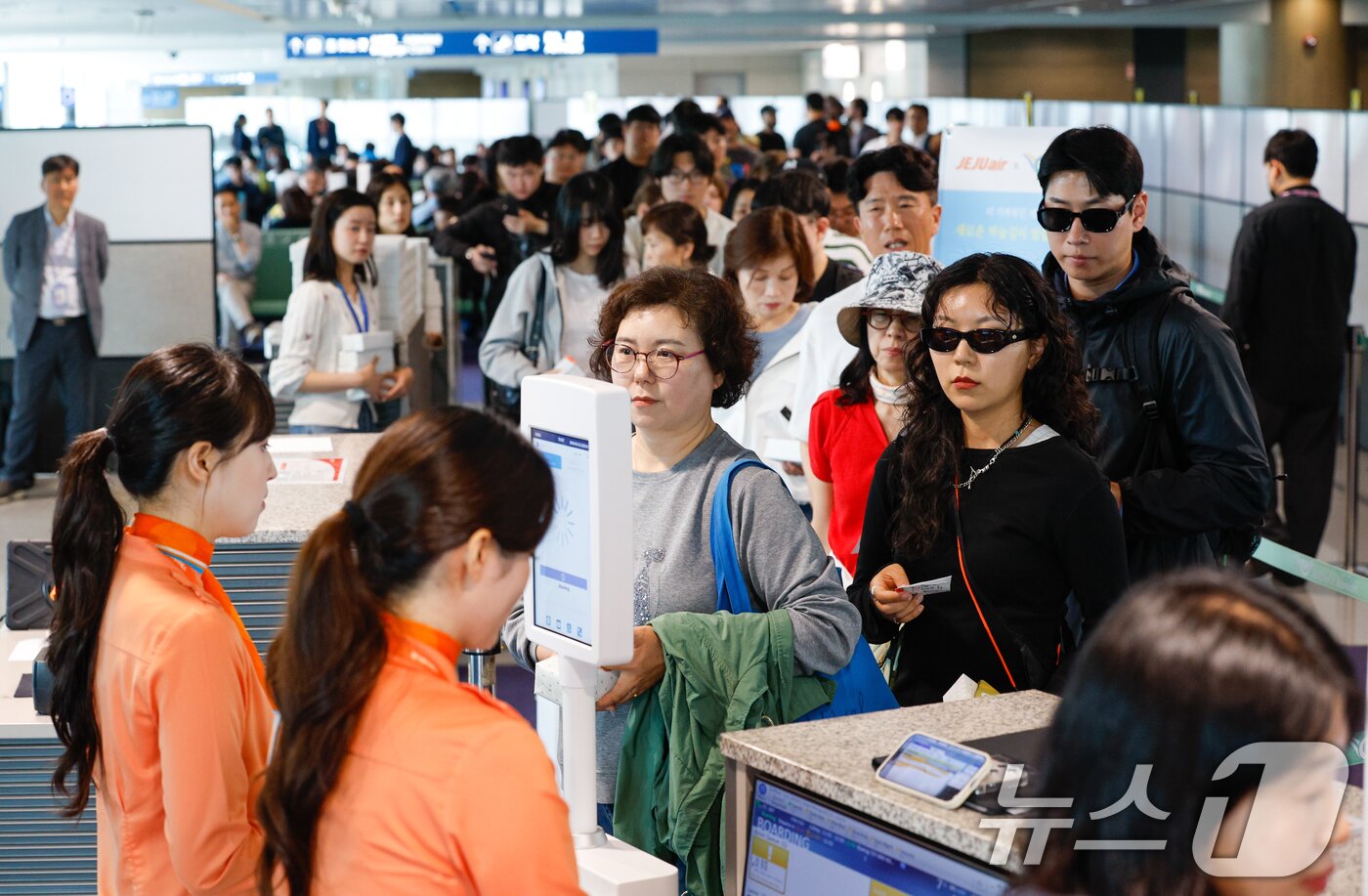 본문 이미지 - 인천-제주 국내선 직항노선이 10년만에 운영을 재개한 12일 인천국제공항 1터미널에서 제주로 향하는 제주항공 승객들이 탑승 수속을 밟고 있다. 2026.5.12 ⓒ 뉴스1 안은나 기자