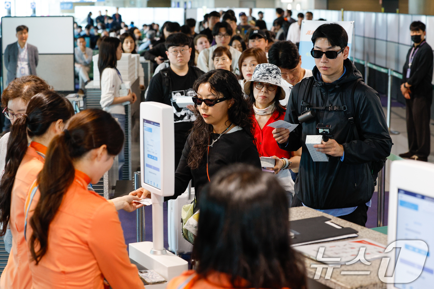 (인천공항=뉴스1) 안은나 기자 = 인천-제주 국내선 직항노선이 10년만에 운영을 재개한 12일 인천국제공항 1터미널에서 제주로 향하는 제주항공 승객들이 탑승 수속을 밟고 있다. …