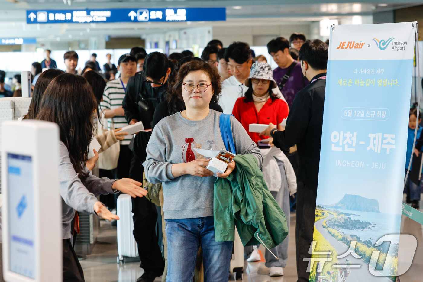 (인천공항=뉴스1) 안은나 기자 = 인천-제주 국내선 직항노선이 10년만에 운영을 재개한 12일 인천국제공항 1터미널에서 제주로 향하는 제주항공 승객들이 탑승 수속을 밟고 있다. …