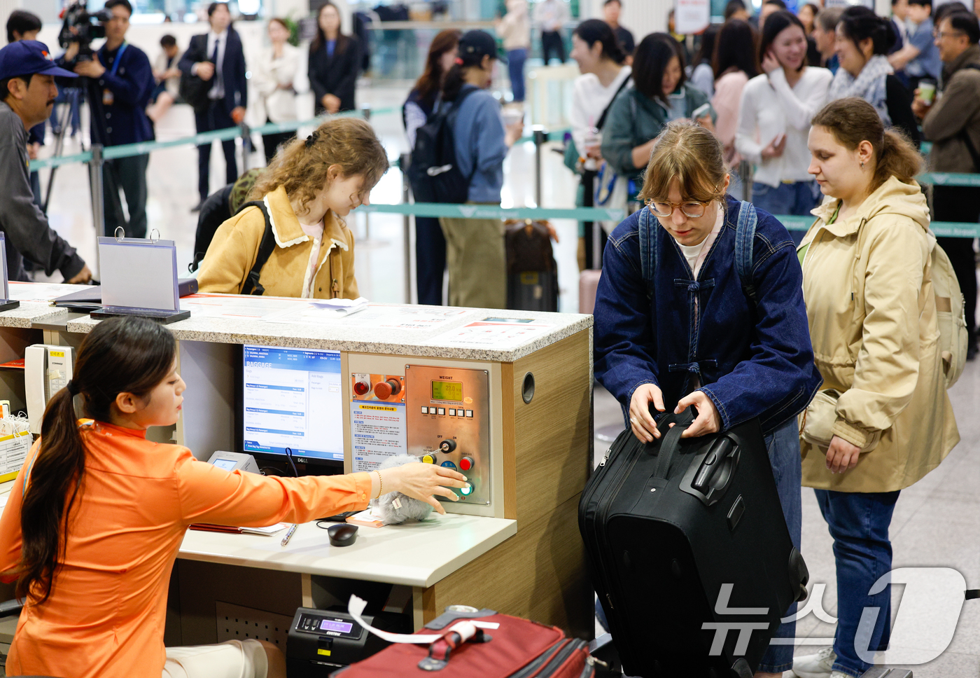 (인천공항=뉴스1) 안은나 기자 = 인천-제주 국내선 직항노선이 10년만에 운영을 재개한 12일 인천국제공항 1터미널에서 제주로 향하는 제주항공 승객들이 체크인을 하고 있다. 20 …
