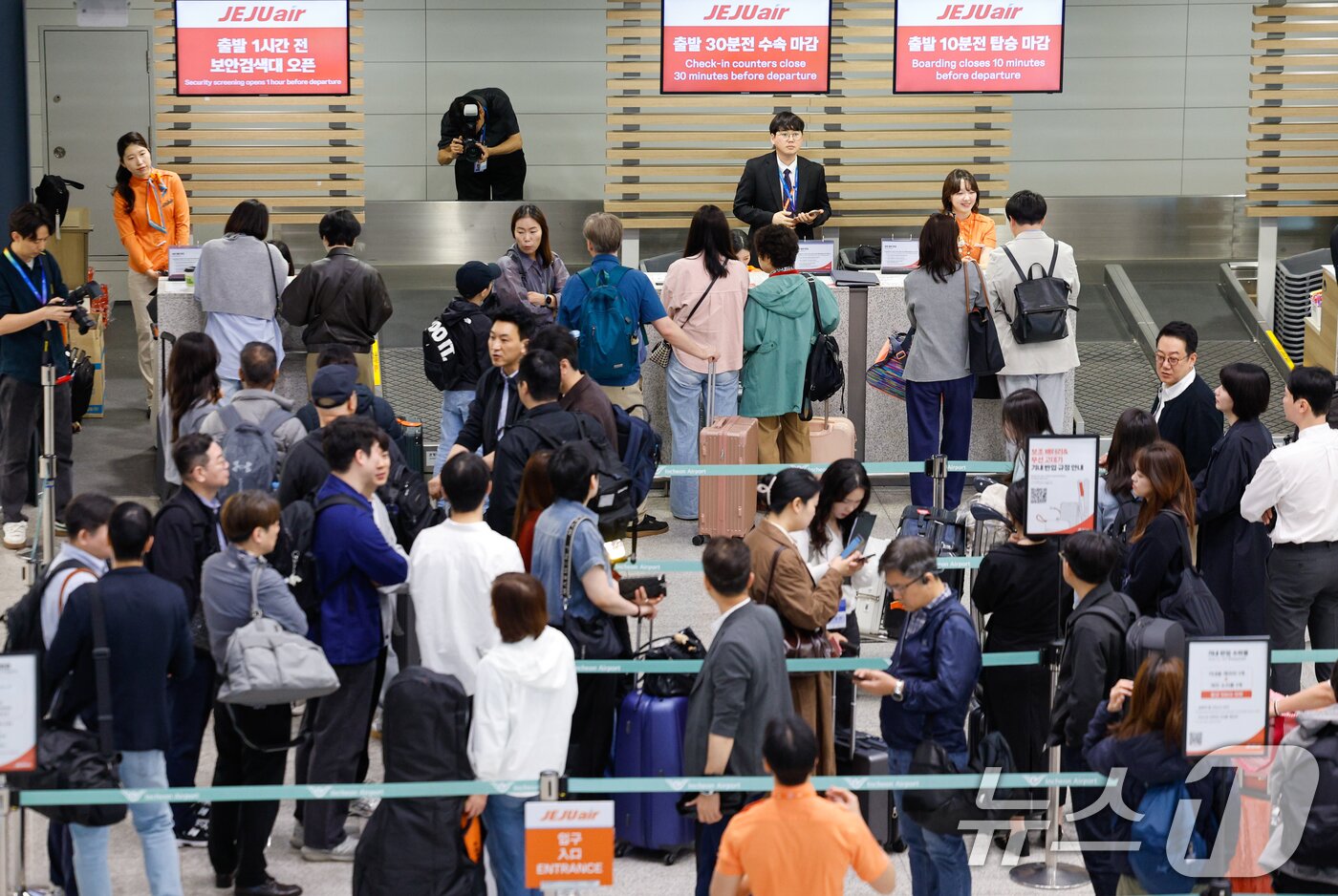 본문 이미지 - 인천-제주 국내선 직항노선이 10년만에 운영을 재개한 12일 인천국제공항 1터미널에서 제주로 향하는 제주항공 승객들이 체크인을 하고 있다. 2026.5.12 ⓒ 뉴스1 안은나 기자