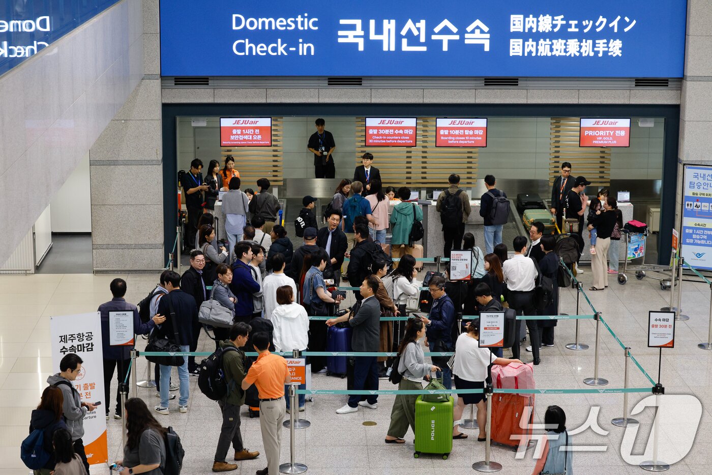 본문 이미지 - 인천-제주 국내선 직항노선이 10년만에 운영을 재개한 12일 인천국제공항 1터미널에서 제주로 향하는 제주항공 승객들이 체크인을 하고 있다. 2026.5.12 ⓒ 뉴스1 안은나 기자