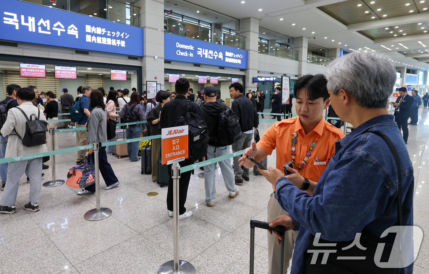 (인천공항=뉴스1) 안은나 기자 = 인천-제주 국내선 직항노선이 10년만에 운영을 재개한 12일 인천국제공항 1터미널에서 제주로 향하는 제주항공 승객들이 체크인을 하고 있다. 20 …