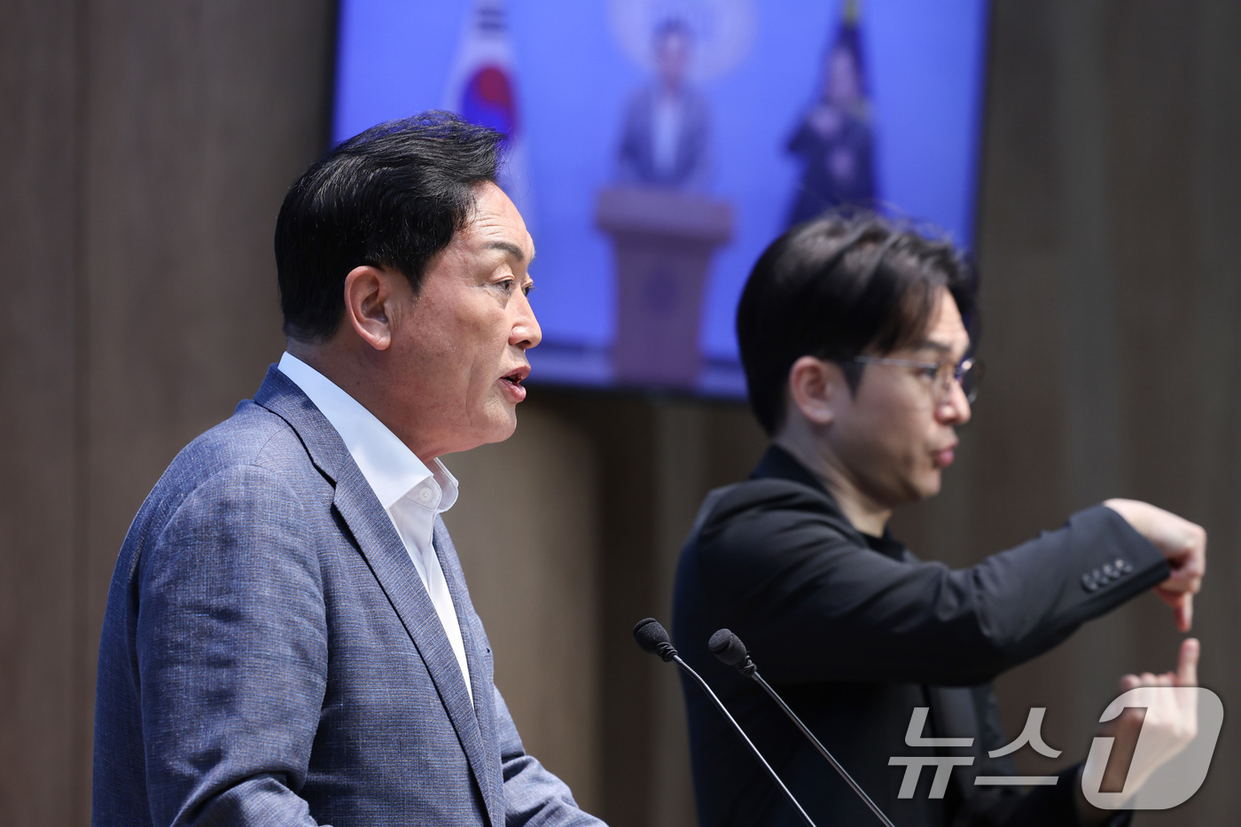 (서울=뉴스1) 신웅수 기자 = 김선교 농림축산식품해양수산위원회 국민의힘 간사가 12일 서울 여의도 국회 소통관에서 농협법의 당사자를 배제한 공청회를 규탄하는 기자회견을 하고 있다 …