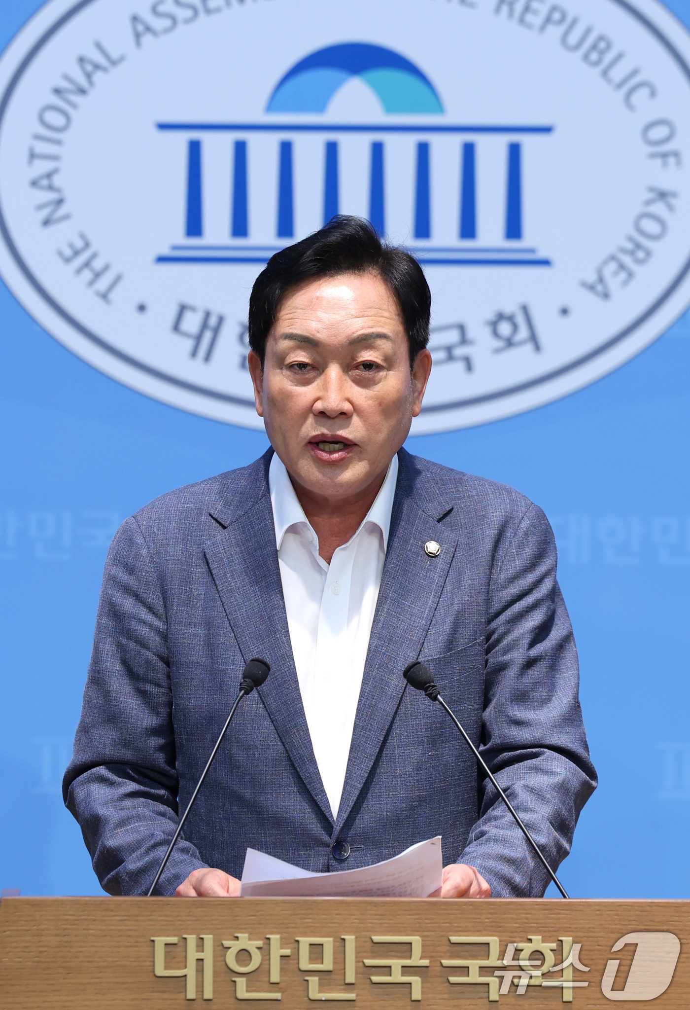 (서울=뉴스1) 신웅수 기자 = 김선교 농림축산식품해양수산위원회 국민의힘 간사가 12일 서울 여의도 국회 소통관에서 농협법의 당사자를 배제한 공청회를 규탄하는 기자회견을 하고 있다 …