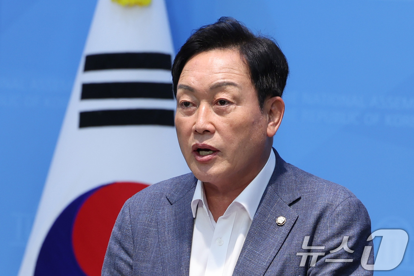 (서울=뉴스1) 신웅수 기자 = 김선교 농림축산식품해양수산위원회 국민의힘 간사가 12일 서울 여의도 국회 소통관에서 농협법의 당사자를 배제한 공청회를 규탄하는 기자회견을 하고 있다 …