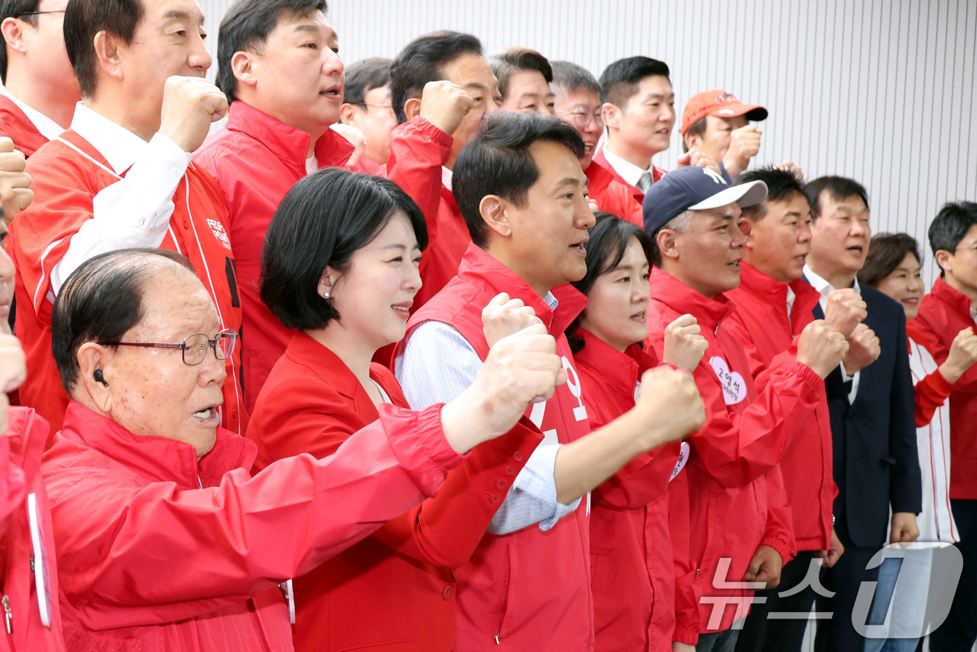(서울=뉴스1) 구윤성 기자 = 국민의힘 오세훈 서울시장 후보와 배현진 서울시당 선거대책위원장을 비롯한 참석자들이 12일 오후 서울 여의도 중앙당사에서 열린 서울시당 선대위 발대식 …