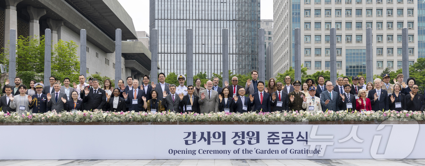 (서울=뉴스1) 임세영 기자 = 오세훈 국민의힘 서울시장 후보, 김성보 서울시장 권한대행, 류재식 6.25참전유공자회 서울시지부 대표 등이 12일 서울 종로구 광화문광장에서 열린 …