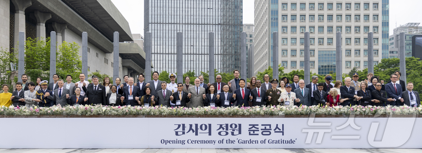 (서울=뉴스1) 임세영 기자 = 오세훈 국민의힘 서울시장 후보, 김성보 서울시장 권한대행, 류재식 6.25참전유공자회 서울시지부 대표 등이 12일 서울 종로구 광화문광장에서 열린 …