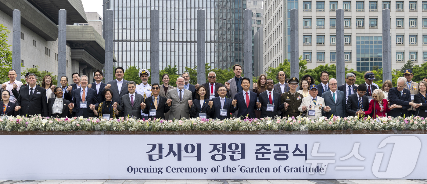 (서울=뉴스1) 임세영 기자 = 오세훈 국민의힘 서울시장 후보, 김성보 서울시장 권한대행, 류재식 6.25참전유공자회 서울시지부 대표 등이 12일 서울 종로구 광화문광장에서 열린 …