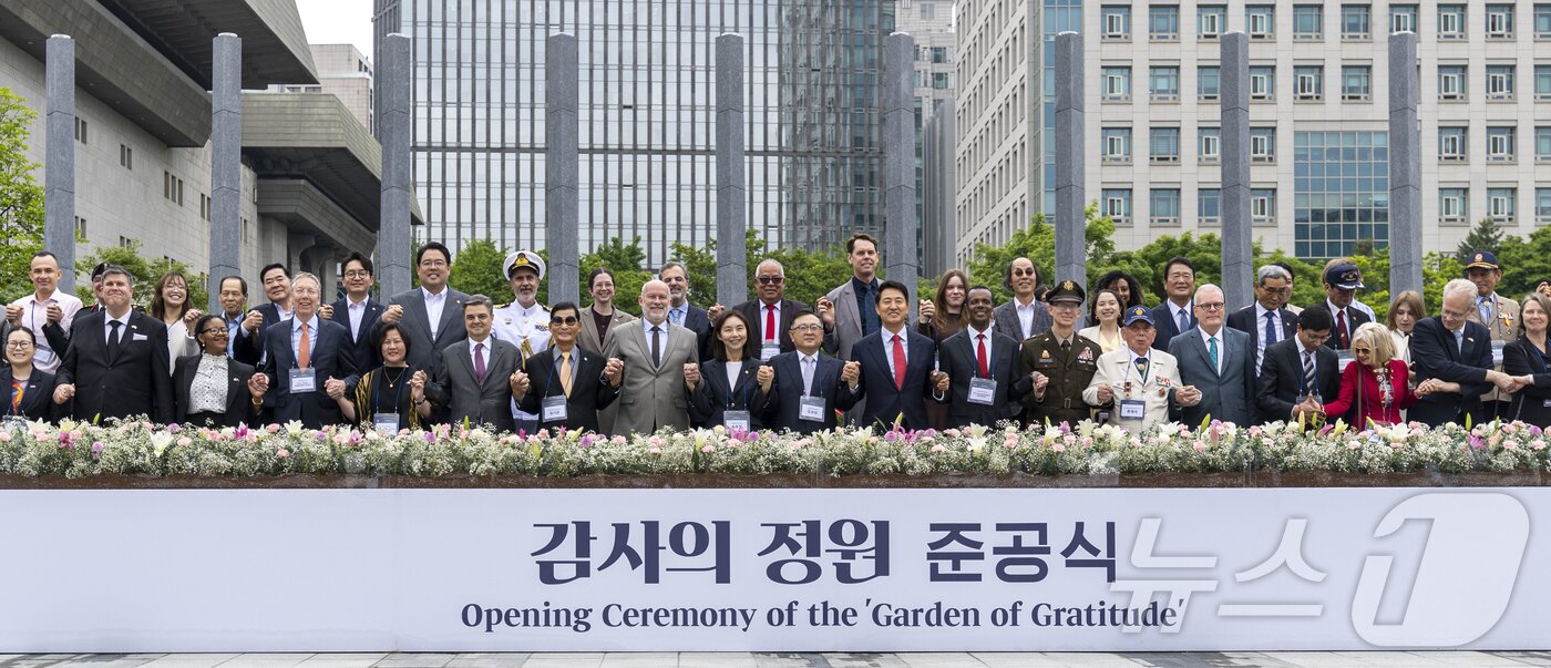 본문 이미지 - 오세훈 국민의힘 서울시장 후보, 김성보 서울시장 권한대행, 류재식 6.25참전유공자회 서울시지부 대표 등이 12일 서울 종로구 광화문광장에서 열린 '감사의 정원' 준공식에서 기념 촬영을 하고 있다. (공동취재) 2026.5.12 ⓒ 뉴스1 임세영 기자