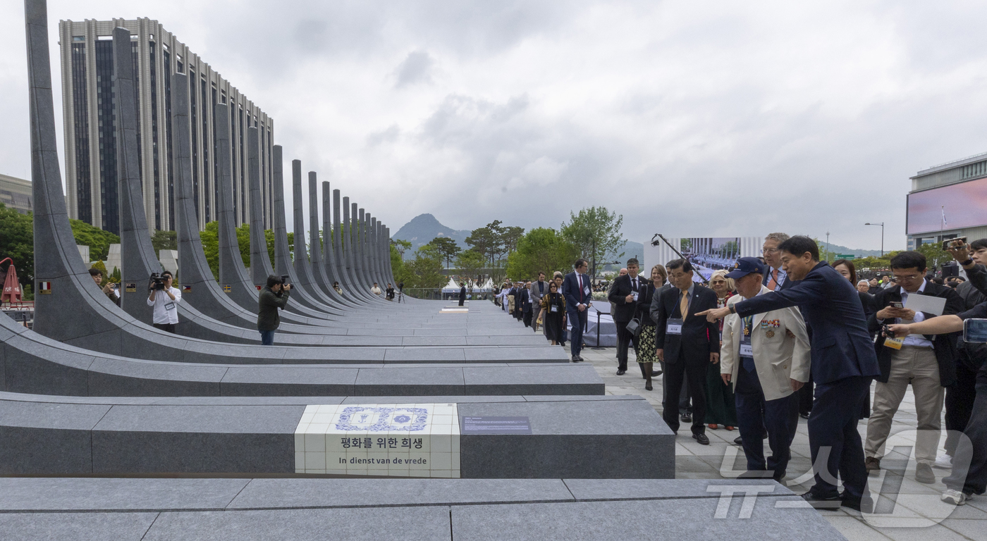 (서울=뉴스1) 임세영 기자 = 오세훈 국민의힘 서울시장 후보와 류재식 6.25 참전유공자회 서울시지부 대표가 2026년 5월 12일 서울 종로구 광화문광장에서 열린 '감사의 정원 …