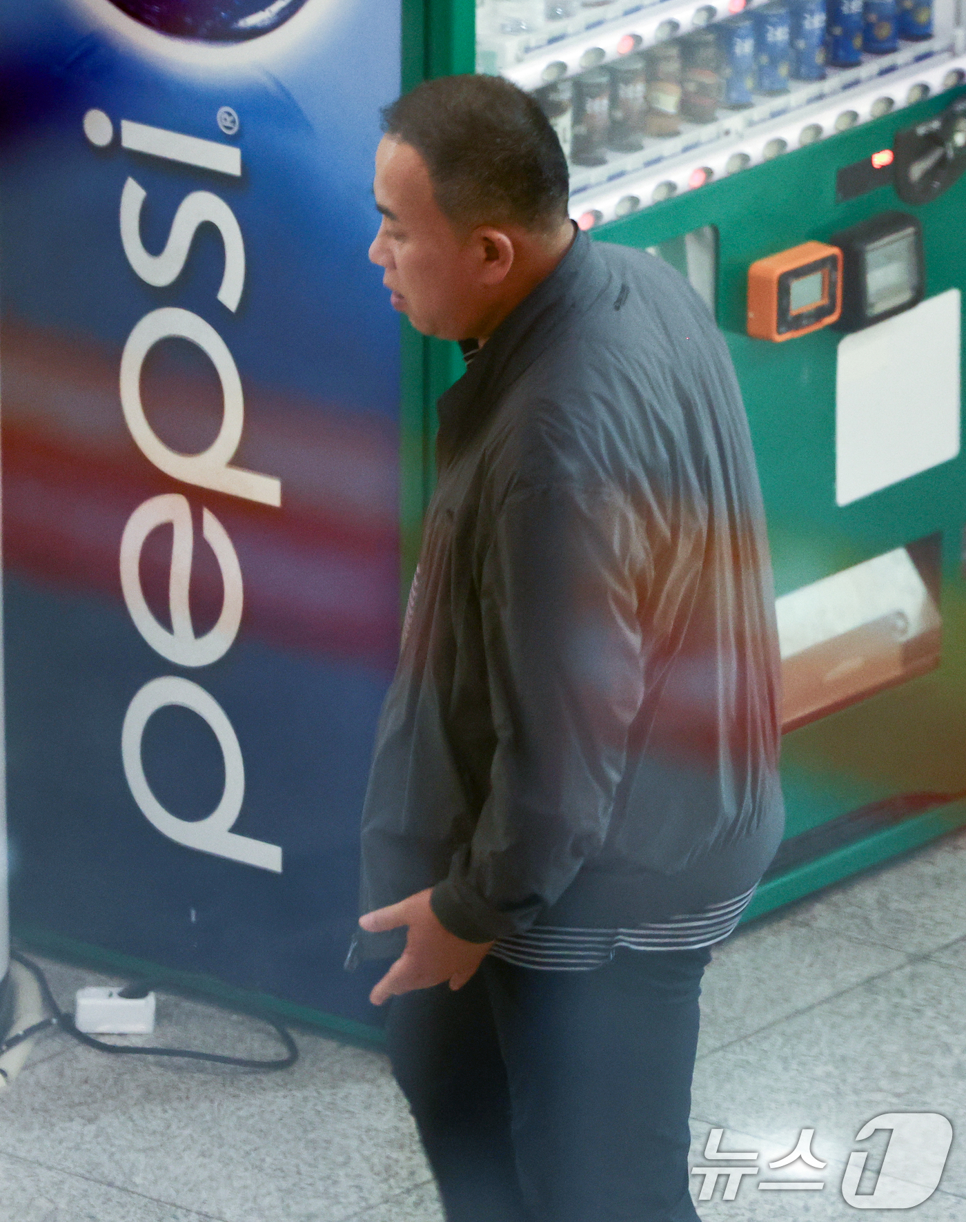 (서울=뉴스1) 최지환 기자 = 윤 전 대통령 부부에게 여론조사를 무상으로 제공한 혐의를 받는 '정치 브로커' 명태균 씨가 12일 오후 서울 서초구 서울중앙지방법원에서 열린 결심 …