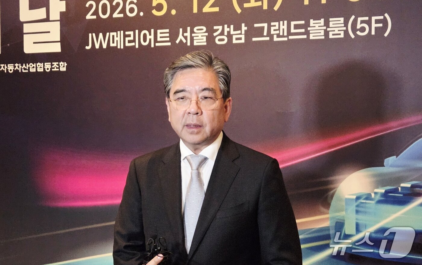 본문 이미지 - 12일 오전 11시 서울 서초구 JW메리어트호텔 서울에서 열린 '제23회 자동차의 날' 행사를 마친 후 장재훈 현대차그룹 부회장이 기자들과 질의응답을 하고 있다. 2026.05.12 ⓒ 뉴스1 박기범 기자  