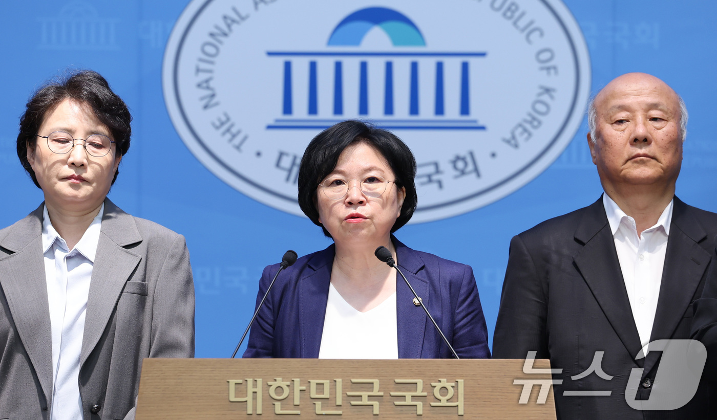 (서울=뉴스1) 신웅수 기자 = 김현 더불어민주당 의원이 12일 서울 여의도 국회 소통관에서 윤석열정권 방송장악 진상규명 특별법 제정을 촉구하고 있다. 2026.5.12/뉴스1