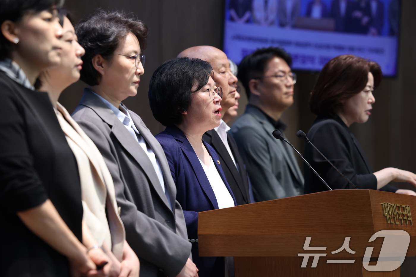 (서울=뉴스1) 신웅수 기자 = 김현 더불어민주당 의원이 12일 서울 여의도 국회 소통관에서 윤석열정권 방송장악 진상규명 특별법 제정을 촉구하고 있다. 2026.5.12/뉴스1