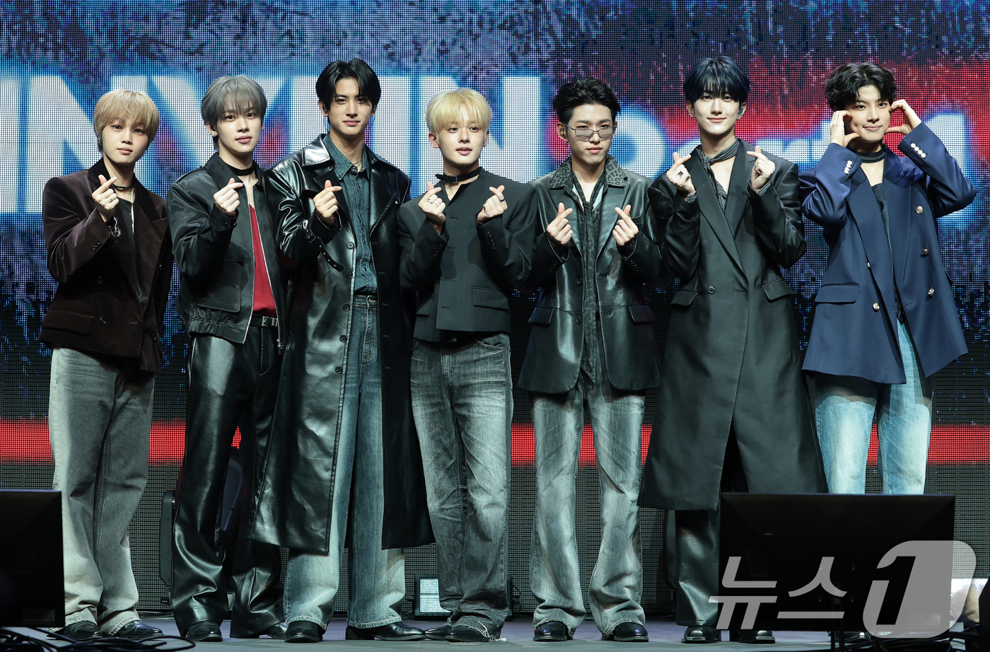 (서울=뉴스1) 권현진 기자 = 그룹 유나이트(YOUNITE) 은호(왼쪽부터)와 스티브, 형석, 우노, 데이, 경문, 시온이 12일 서울 마포구 NOL 씨어터 합정에서 열린 미니 …