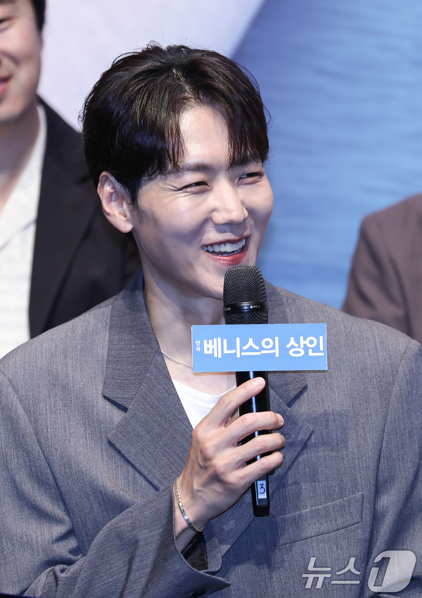 (서울=뉴스1) 임지훈 인턴기자 = 뮤지컬 배우 카이가 12일 오후 서울 종로구 NOL서경스퀘어에서 열린 연극 '베니스의 상인' 기자간담회에 참석해 취재진 질문에 답하고 있다.셰익 …