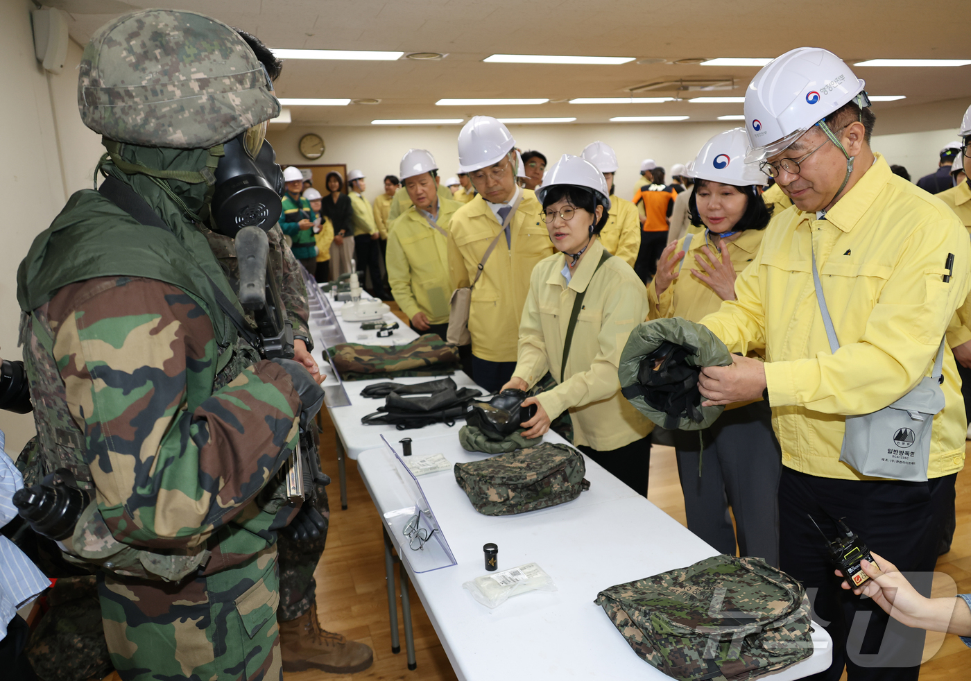 (서울=뉴스1) 김명섭 기자 = 윤호중 행정안전부 장관이 12일 오후 서울 종로구 정부서울청사에서 열린 민방위 훈련에서 방독면을 살펴보고 있다. (공동취재)  2026.5.12/뉴 …