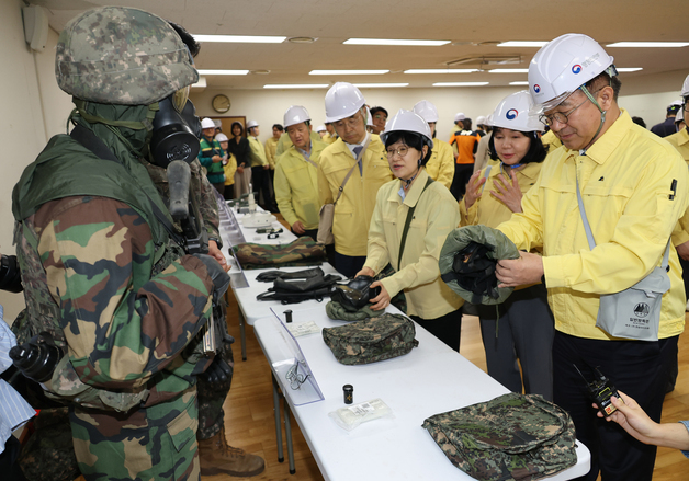 방독면 살펴보는 윤호중 장관