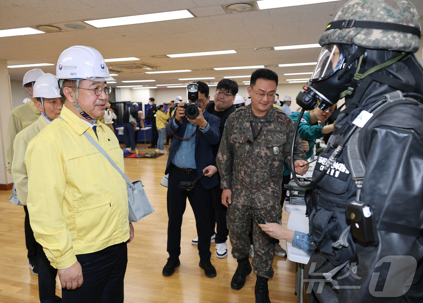 (서울=뉴스1) 김명섭 기자 = 윤호중 행정안전부 장관이 12일 서울 종로구 정부서울청사에서 열린 민방위 훈련에서 특수 보호의에 대해 설명듣고 있다. (공동취재)  2026.5.1 …
