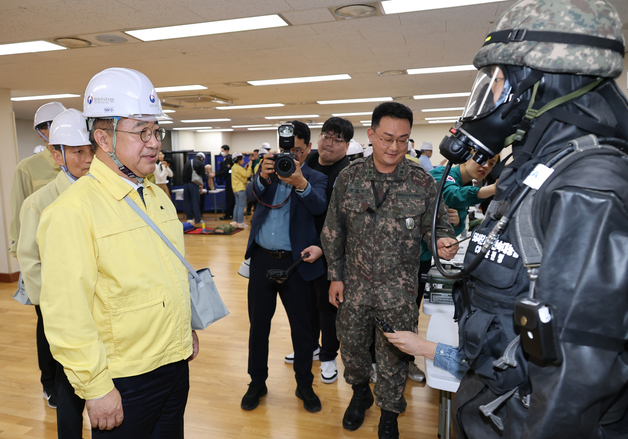 툭수 보호의 설명 듣는 윤호중 장관
