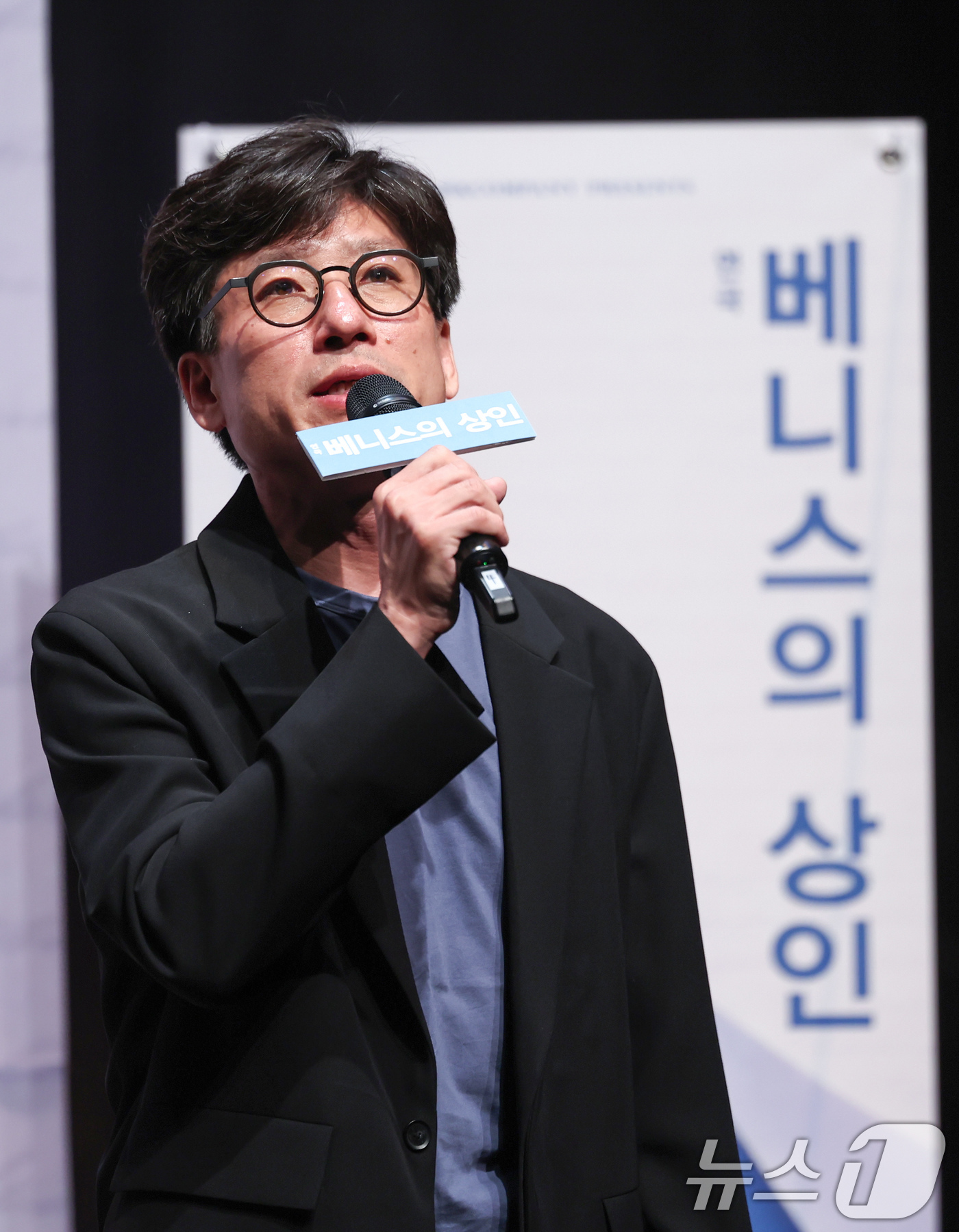 (서울=뉴스1) 임지훈 인턴기자 = 연출가 오경택이 12일 오후 서울 종로구 NOL서경스퀘어에서 열린 연극 '베니스의 상인' 기자간담회에 참석해 인사말을 하고 있다.셰익스피어의 대 …