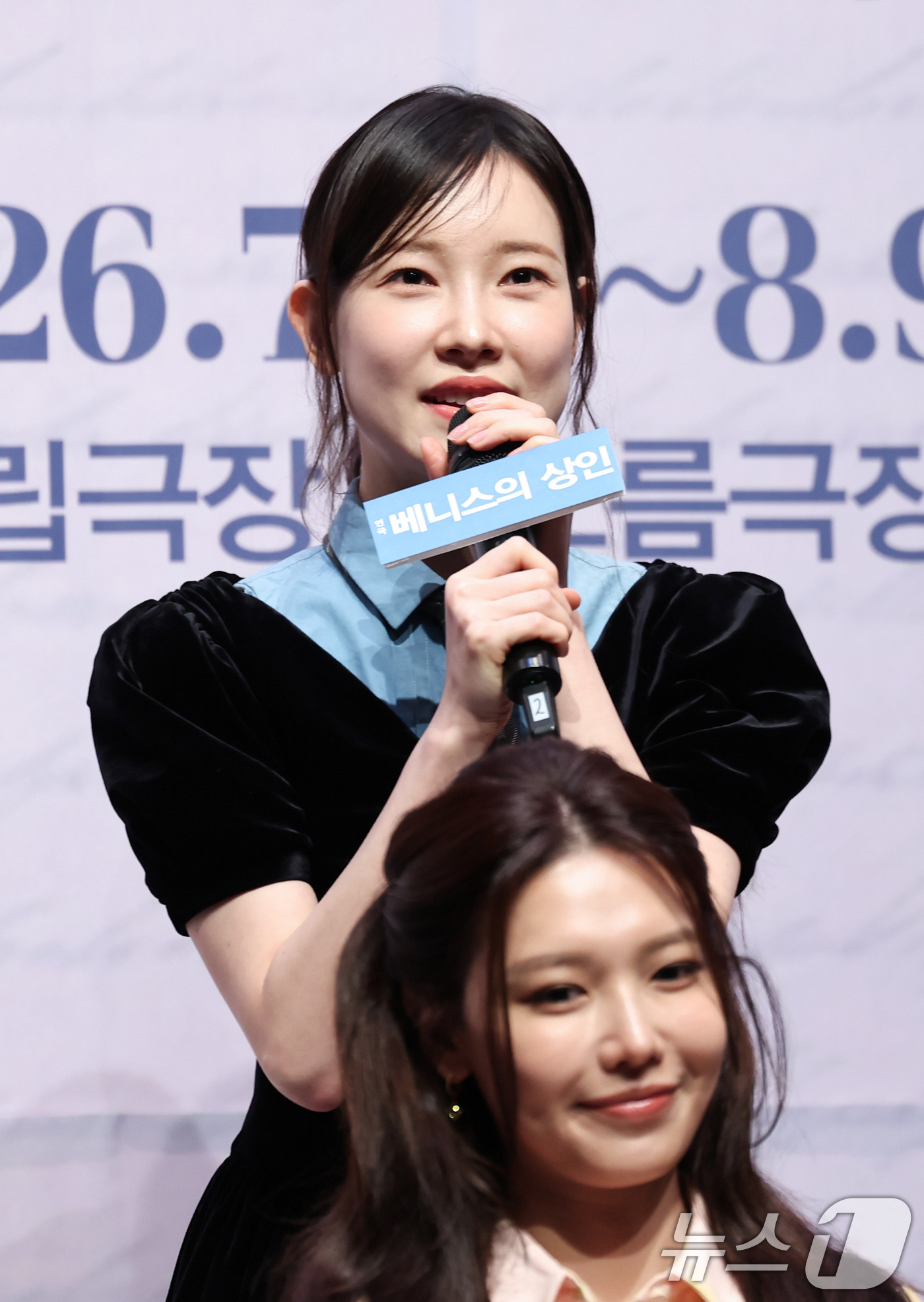 (서울=뉴스1) 임지훈 인턴기자 = 배우 김아영이 12일 오후 서울 종로구 NOL서경스퀘어에서 열린 연극 '베니스의 상인' 기자간담회에 참석해 인사말을 하고 있다.셰익스피어의 대표 …