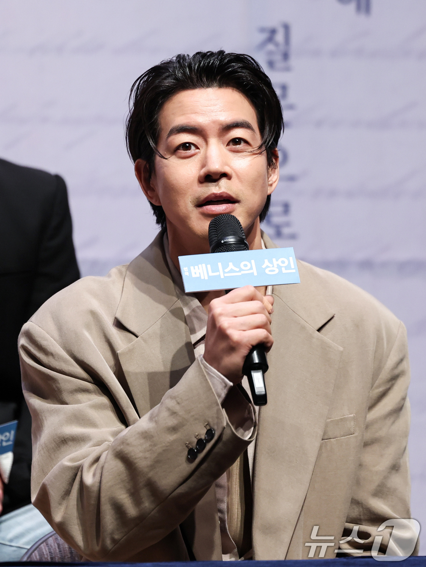 (서울=뉴스1) 임지훈 인턴기자 = 배우 이상윤이 12일 오후 서울 종로구 NOL서경스퀘어에서 열린 연극 '베니스의 상인' 기자간담회에 참석해 인사말을 하고 있다.셰익스피어의 대표 …