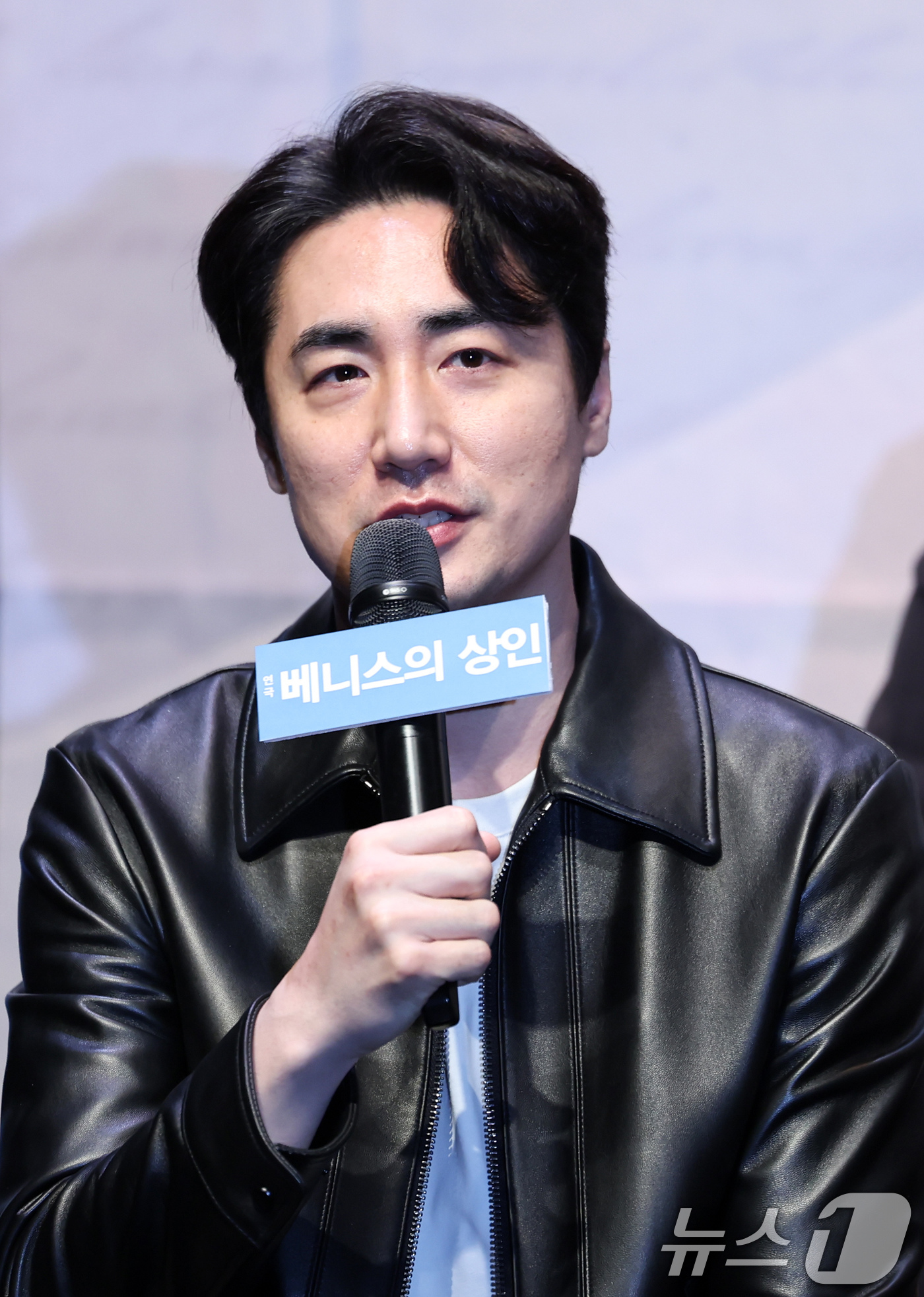 (서울=뉴스1) 임지훈 인턴기자 = 배우 이승준이 12일 오후 서울 종로구 NOL서경스퀘어에서 열린 연극 '베니스의 상인' 기자간담회에 참석해 인사말을 하고 있다.셰익스피어의 대표 …
