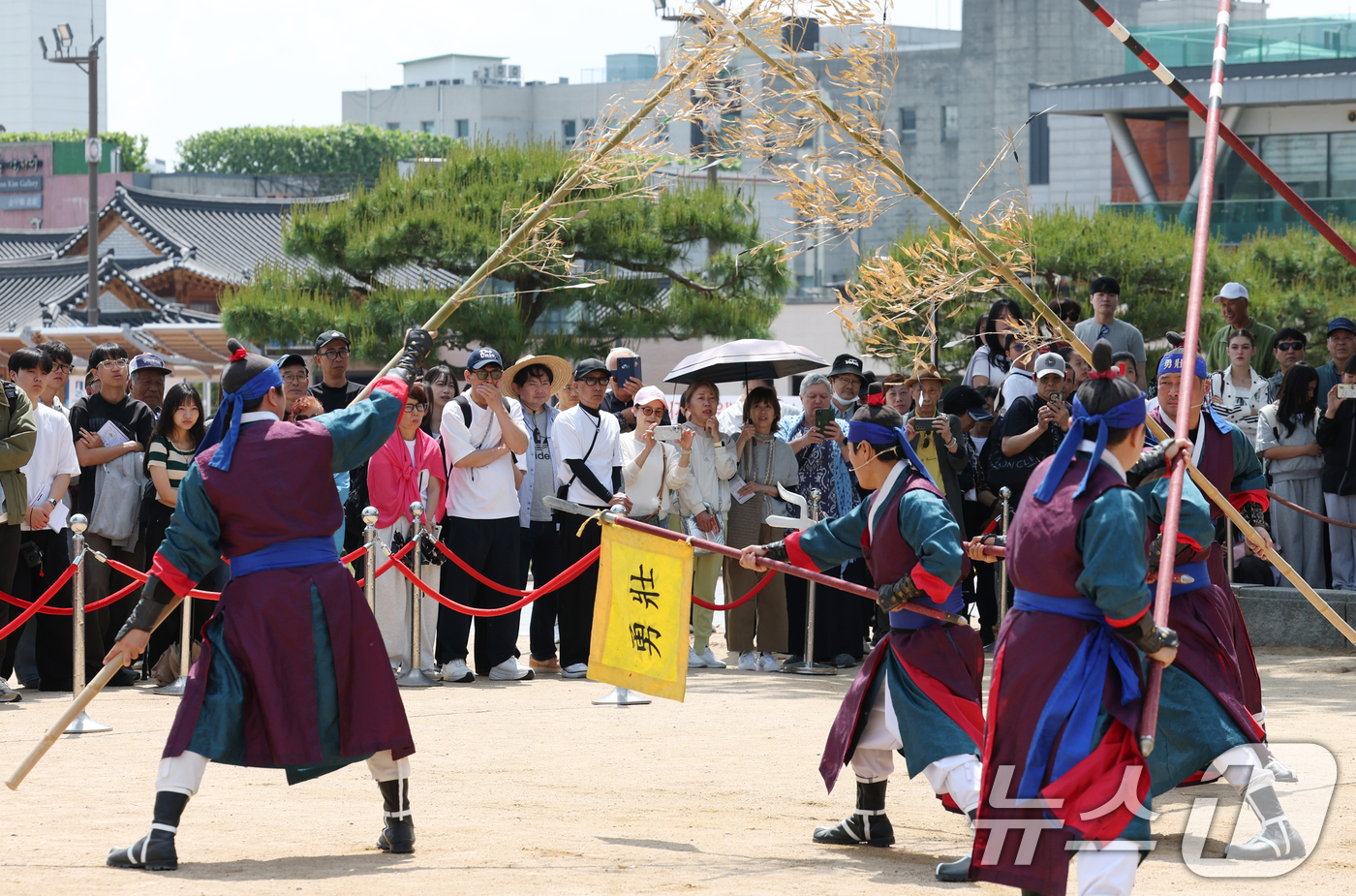 (수원=뉴스1) 김영운 기자 = 화창한 봄 날씨를 보인 12일 경기 수원시 팔달구 수원화성 화성행궁 앞에서 관광객들과 봄 소풍을 나온 학생들이 무예24기 공연을 관람하고 있다. 2 …