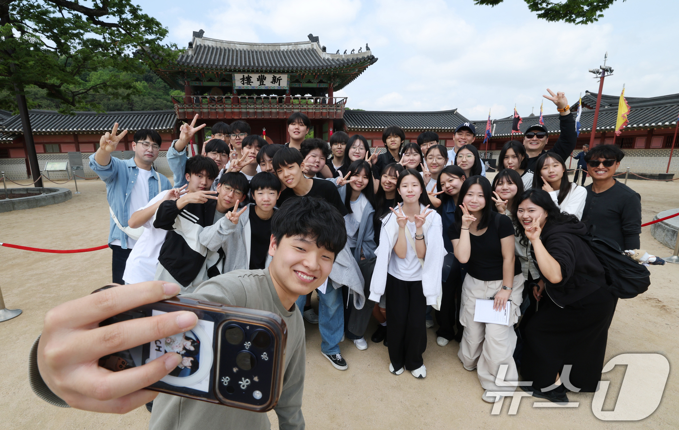 (수원=뉴스1) 김영운 기자 = 화창한 봄 날씨를 보인 12일 경기 수원시 팔달구 수원화성 화성행궁 앞에서 수학여행 온 학생들이 기념촬영을 하고 있다. 2026.5.12/뉴스1