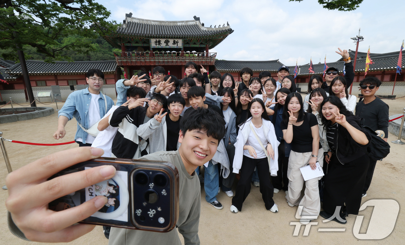 (수원=뉴스1) 김영운 기자 = 화창한 봄 날씨를 보인 12일 경기 수원시 팔달구 수원화성 화성행궁 앞에서 수학여행 온 학생들이 기념촬영을 하고 있다. 2026.5.12/뉴스1