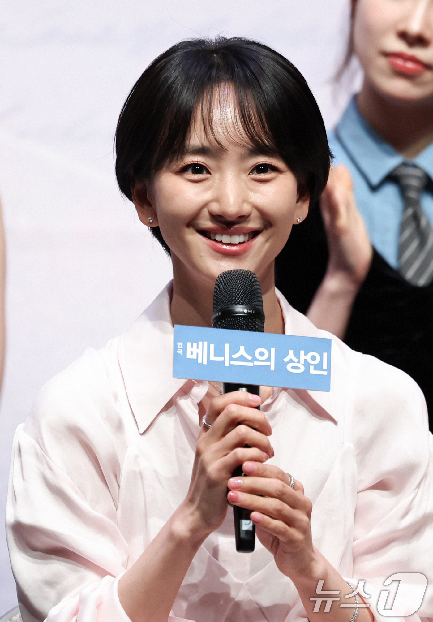 (서울=뉴스1) 임지훈 인턴기자 = 배우 원진아가 12일 오후 서울 종로구 NOL서경스퀘어에서 열린 연극 '베니스의 상인' 기자간담회에 참석해 인사말을 하고 있다.셰익스피어의 대표 …