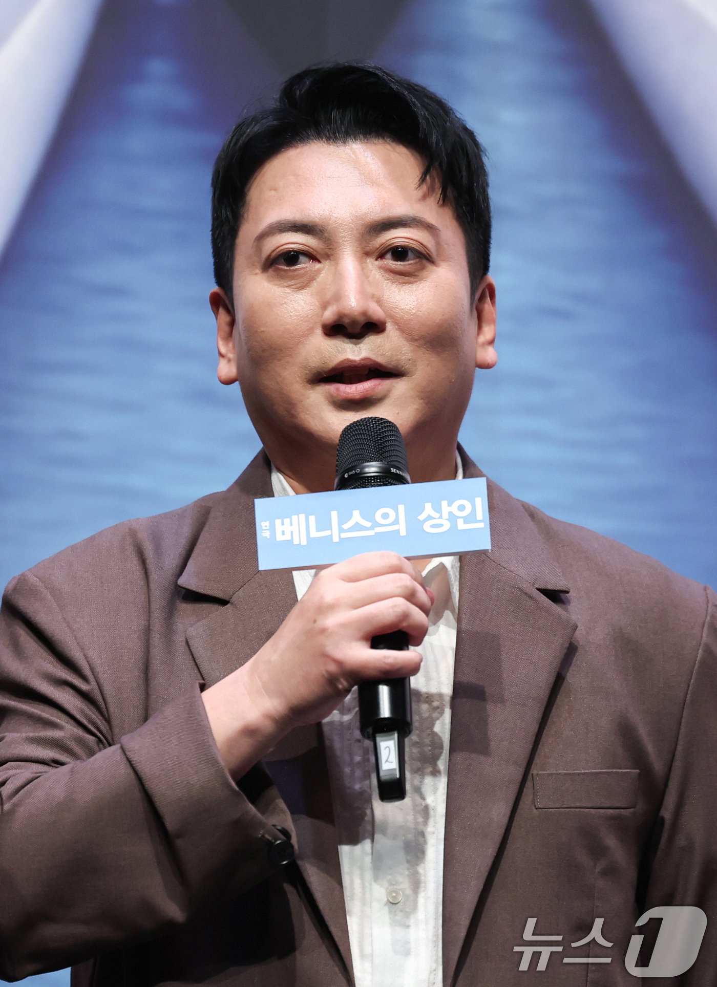 (서울=뉴스1) 임지훈 인턴기자 = 배우 박명훈이 12일 오후 서울 종로구 NOL서경스퀘어에서 열린 연극 '베니스의 상인' 기자간담회에 참석해 인사말을 하고 있다.셰익스피어의 대표 …