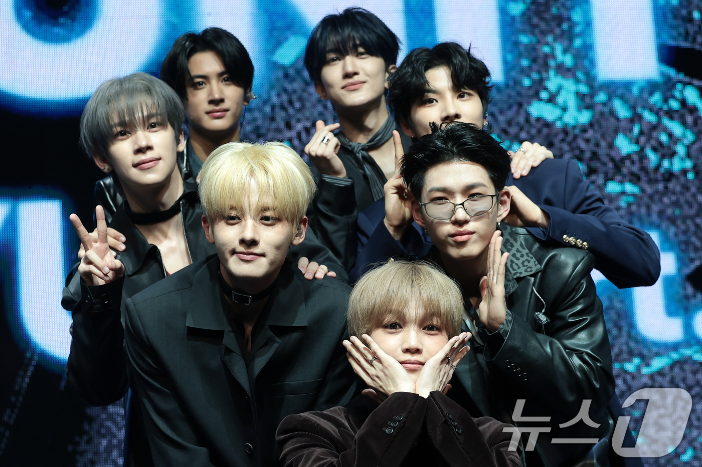 (서울=뉴스1) 권현진 기자 = 그룹 유나이트(YOUNITE) 은호, 스티브, 형석, 우노, 데이, 경문, 시온이 12일 서울 마포구 NOL 씨어터 합정에서 열린 미니 8집 '인연 …