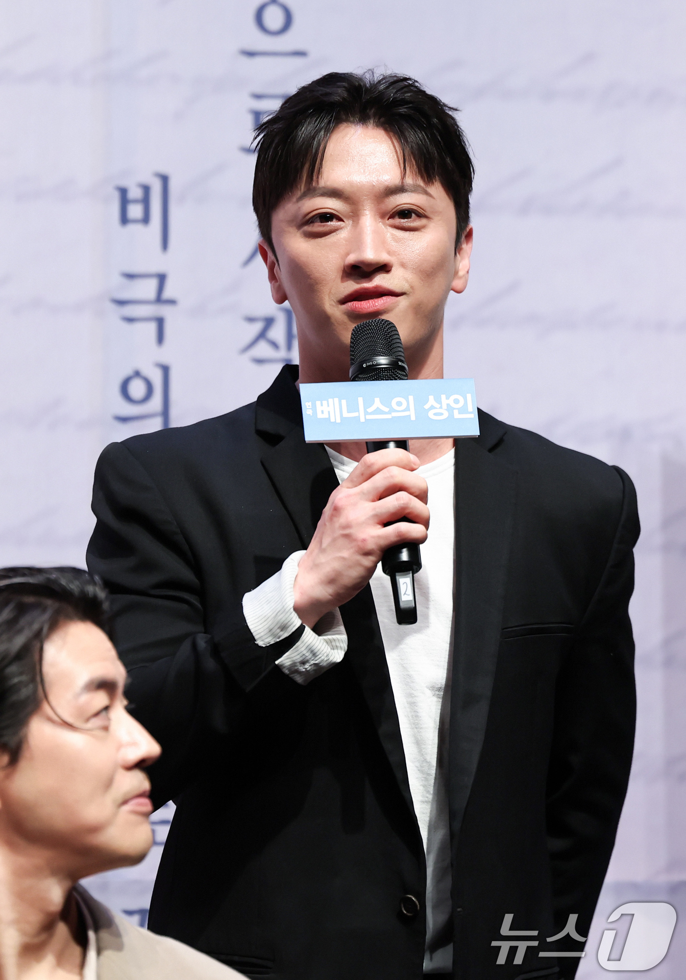 (서울=뉴스1) 임지훈 인턴기자 = 배우 최정헌이 12일 오후 서울 종로구 NOL서경스퀘어에서 열린 연극 '베니스의 상인' 기자간담회에 참석해 인사말을 하고 있다.셰익스피어의 대표 …