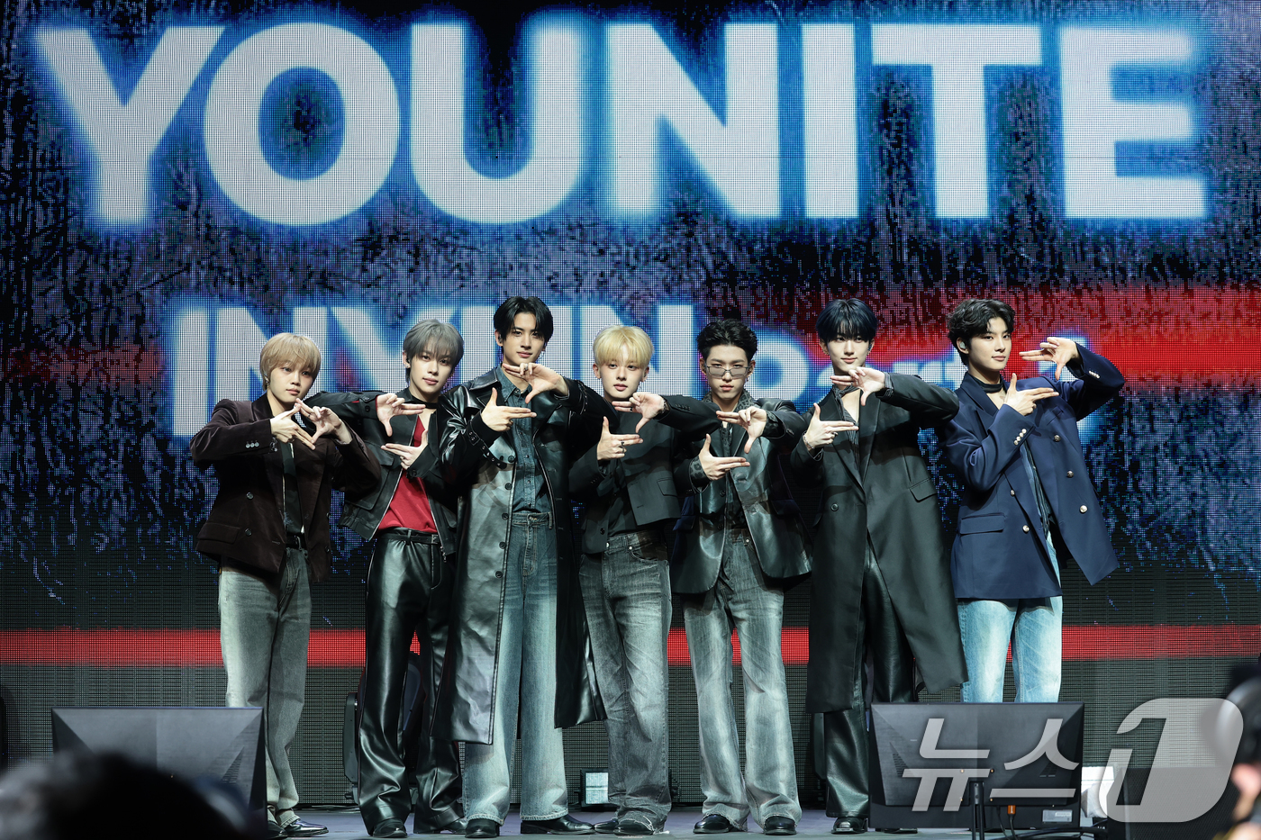 (서울=뉴스1) 권현진 기자 = 그룹 유나이트(YOUNITE) 은호(왼쪽부터)와 스티브, 형석, 우노, 데이, 경문, 시온이 12일 서울 마포구 NOL 씨어터 합정에서 열린 미니 …