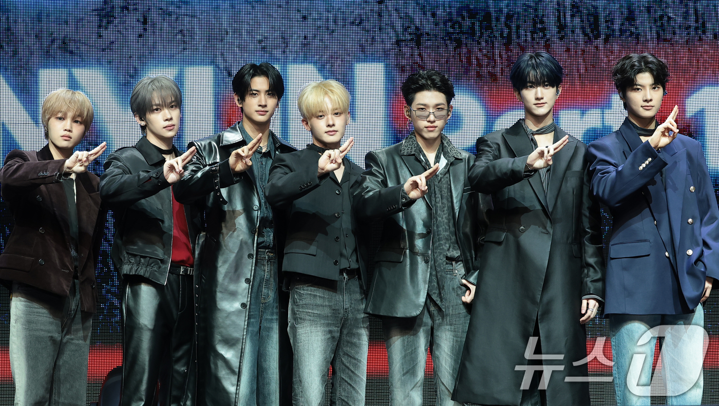 (서울=뉴스1) 권현진 기자 = 그룹 유나이트(YOUNITE) 은호(왼쪽부터)와 스티브, 형석, 우노, 데이, 경문, 시온이 12일 서울 마포구 NOL 씨어터 합정에서 열린 미니 …