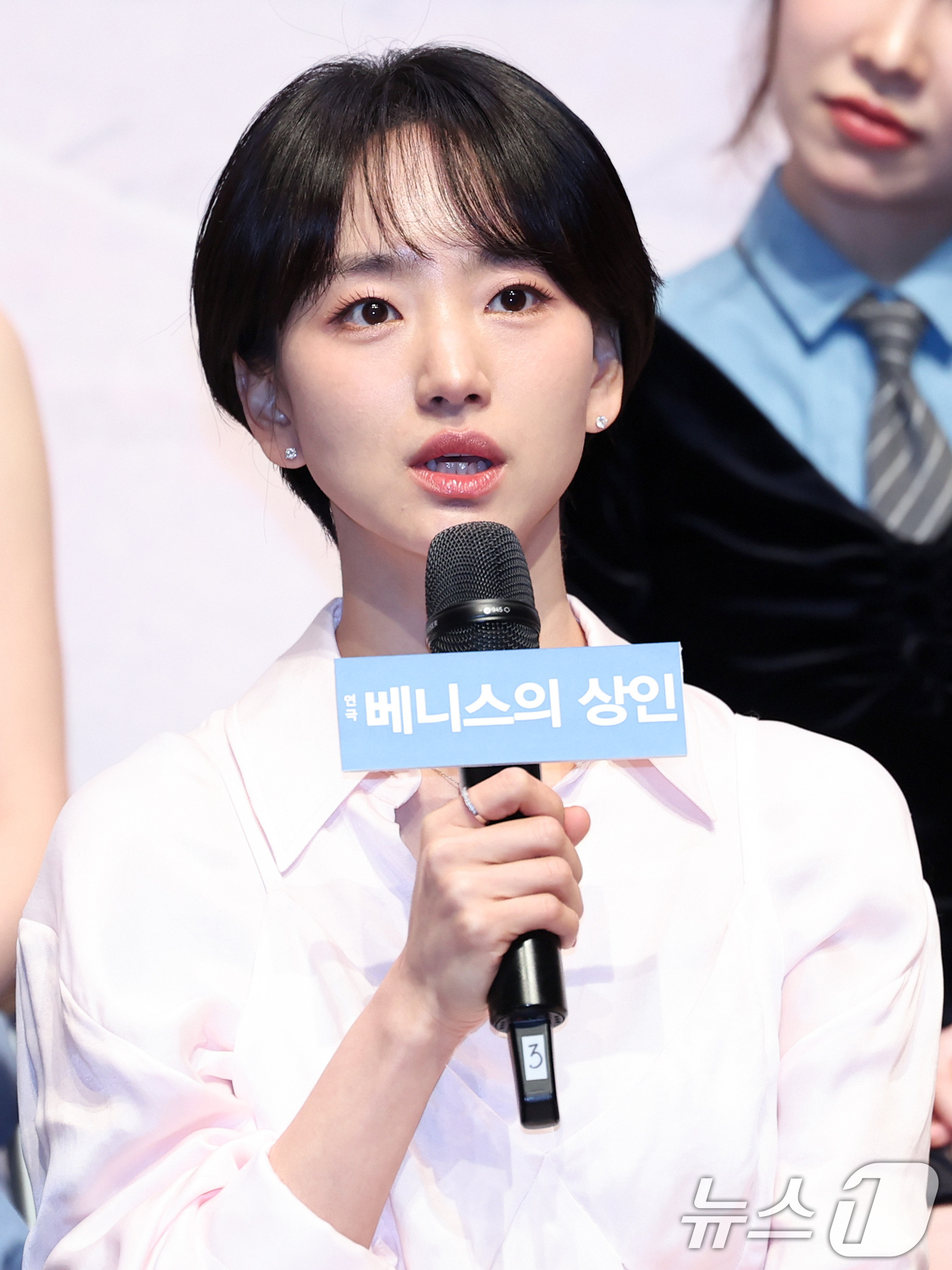(서울=뉴스1) 임지훈 인턴기자 = 배우 원진아가 12일 오후 서울 종로구 NOL서경스퀘어에서 열린 연극 '베니스의 상인' 기자간담회에 참석해 인사말을 하고 있다.셰익스피어의 대표 …