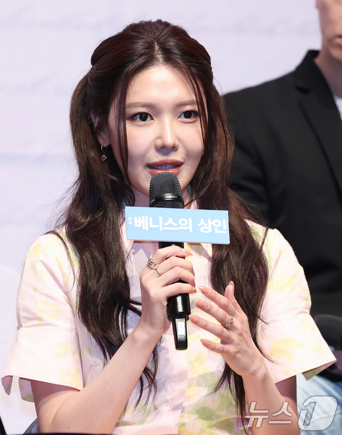 (서울=뉴스1) 임지훈 인턴기자 = 배우 수영(소녀시대 수영)이 12일 오후 서울 종로구 NOL서경스퀘어에서 열린 연극 '베니스의 상인' 기자간담회에서 취재진 질문에 답하고 있다. …